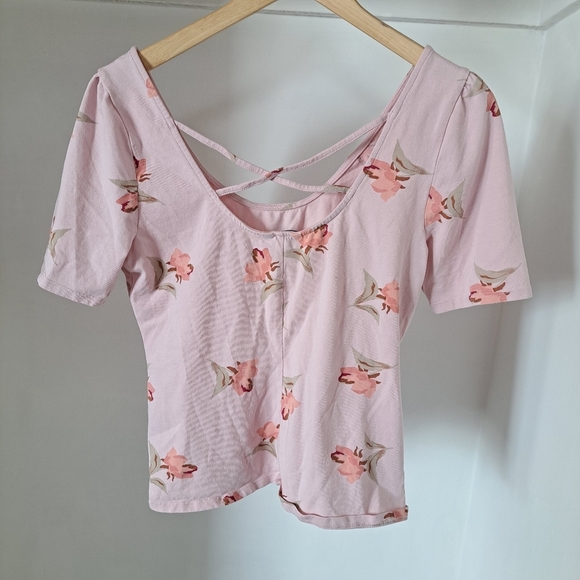 RW&CO | Pastel pink flower wide neck cross back women's short sleeve shirt - Picture 6 of 11